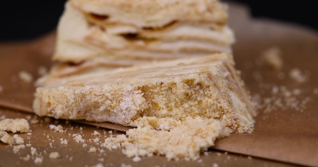 bolo de várias camadas feito de creme de manteiga e bolos finos de trigo