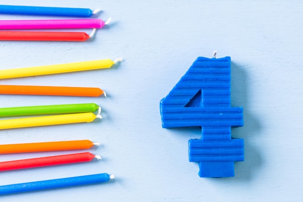 Bolo de velas para festa de aniversário infantil em cores primárias.