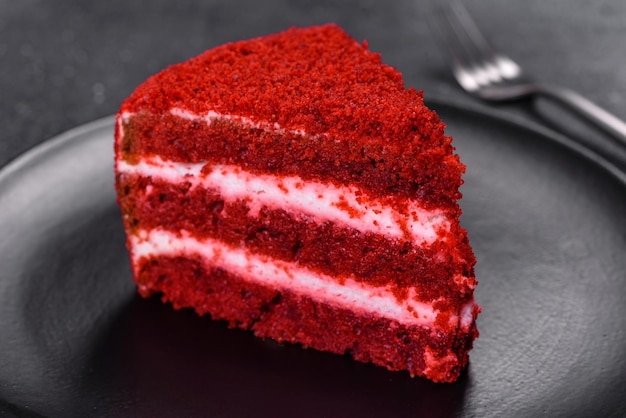 Bolo de veludo vermelho clássico bolo de três camadas de bolos de esponja de manteiga vermelha com creme