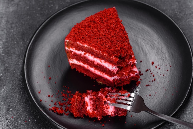 Bolo de veludo vermelho clássico bolo de três camadas de bolos de esponja de manteiga vermelha com creme