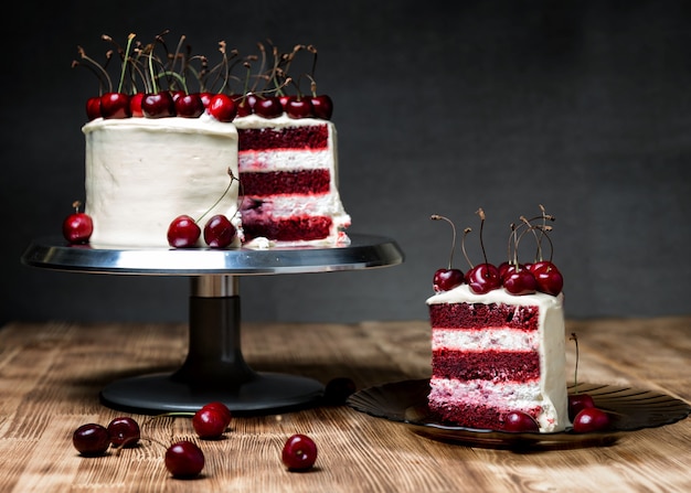 Bolo de veludo vermelho com cereja doce em uma mesa de madeira