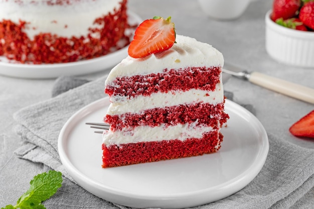 Bolo de veludo vermelho com morangos Bolo festivo de pão de ló vermelho e cobertura de queijo creme