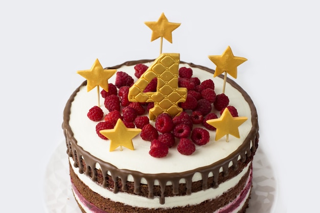 Bolo de veludo vermelho com o número quatro e estrelas douradas. Decoração de bolo de aniversário