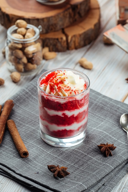 Bolo de veludo vermelho de parfait de sobremesa de camada gourmet