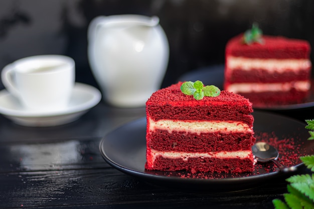 Bolo de veludo vermelho em dois pratos brancos, duas porções.