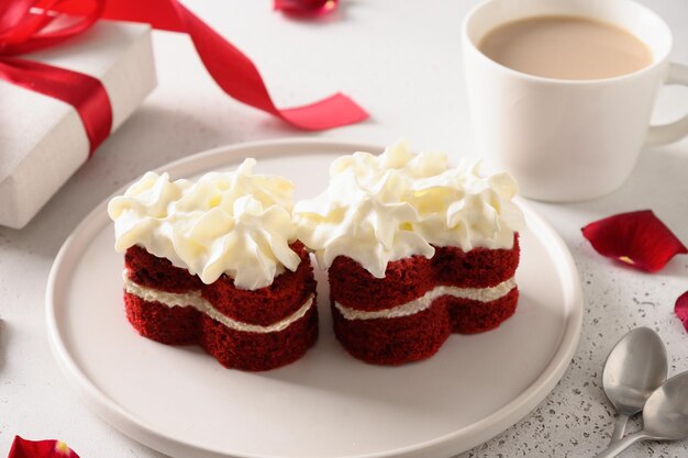 Bolo de veludo vermelho em forma de coração para sobremesa saborosa de dia dos namorados