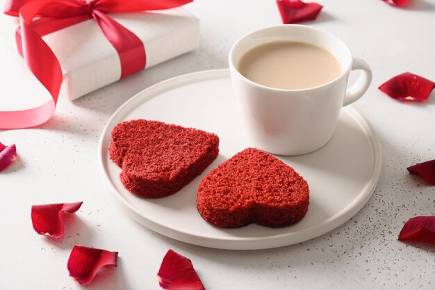 Bolo de veludo vermelho em forma de coração para sobremesa saborosa de dia dos namorados