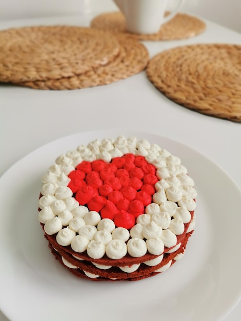 Bolo de veludo vermelho em forma de coração sobre fundo branco em cima da mesa Sobremesa doce para o dia dos namorados e outros feriados