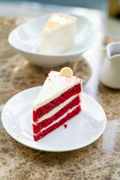 Bolo de veludo vermelho no prato