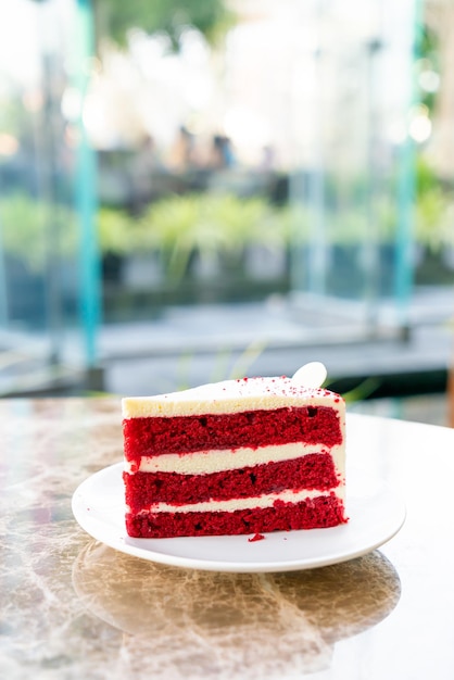 Bolo de veludo vermelho no prato