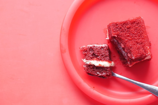 Bolo de veludo vermelho no prato