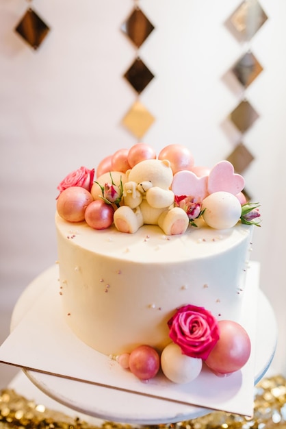 Bolo decorado com círculos de bolas cor de rosa e um ursinho branco chocolate bolo para o aniversário da menina bolo de aniversário do primeiro ano para a menina fechar