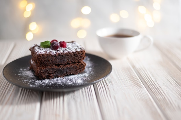 Bolo delicioso brownie de cacau com chocolate e nozes