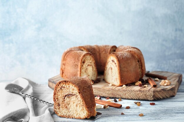 Bolo delicioso de rolo de canela na mesa