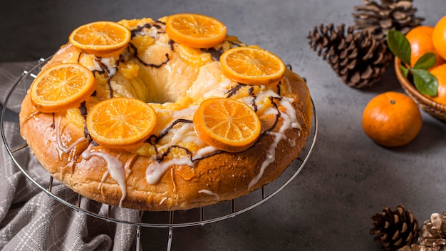 Bolo delicioso do dia da epifania de ângulo alto com laranjas e espaço de cópia