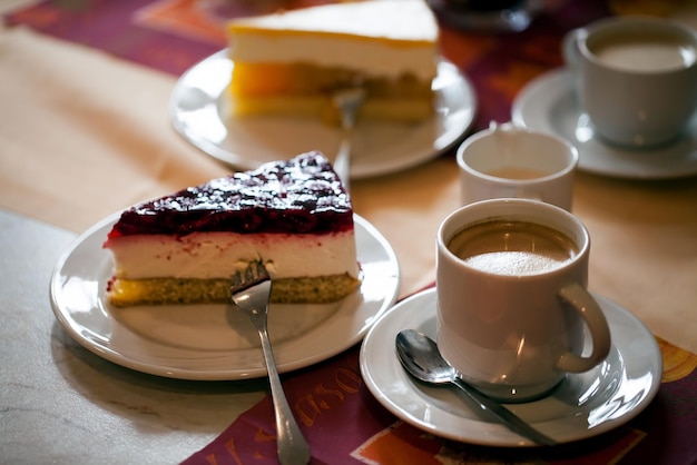 Bolo delicioso e as bebidas na mesa