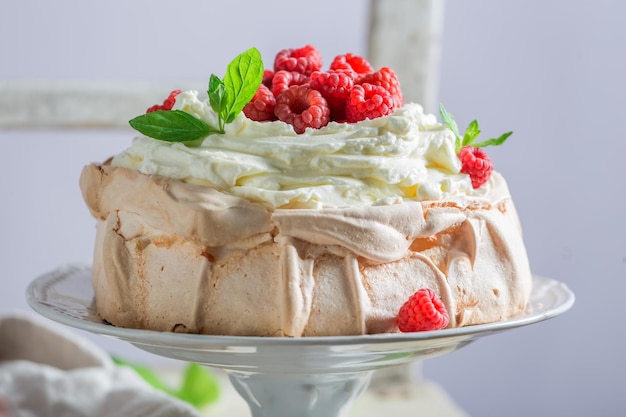 Bolo delicioso e crocante de Pavlova com framboesas e merengue