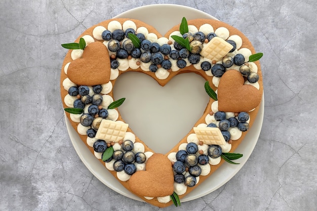 Bolo delicioso em formato de dia dos namorados decorado com blueberrries e chocolade branco