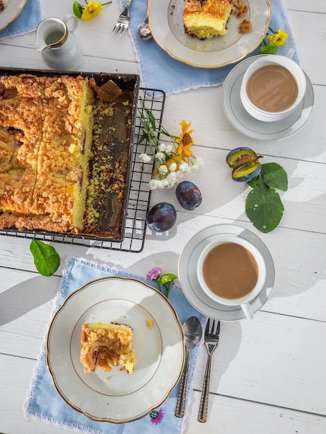 Bolo doce com ameixa servido com café no campo