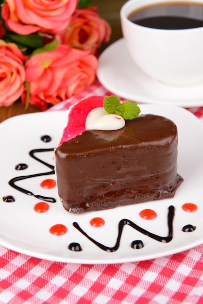 Foto bolo doce com chocolate no prato em close-up da mesa