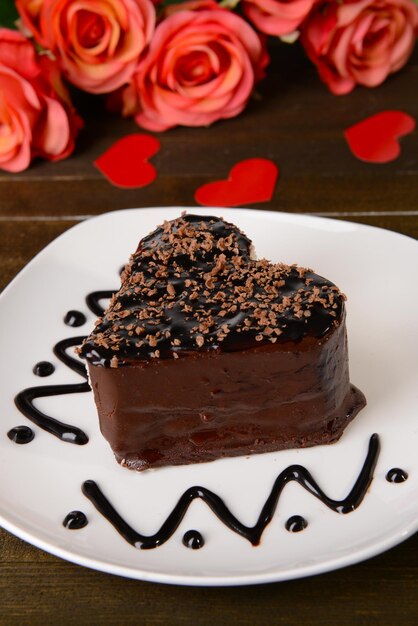 Foto bolo doce com chocolate no prato na mesa close-up