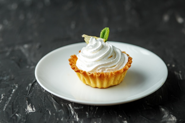 Bolo doce com creme de ar e folhas de hortelã