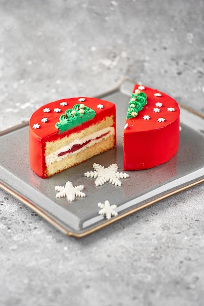 Bolo doce de Natal decorado com uma árvore de Natal verde Bolo vermelho para o feriado em um fundo de concreto Doçura de Ano Novo Conceito de férias