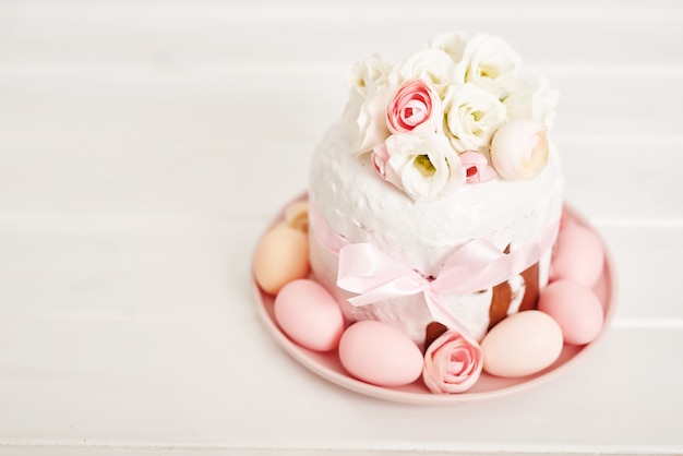 Bolo doce de páscoa com flores e ovos