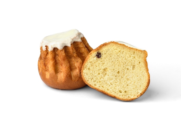 Bolo doce de rum Baba com esmalte de açúcar de confeiteiro isolado no fundo branco.