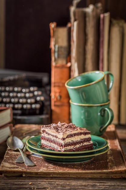 Bolo doce e café no escritor de mesa