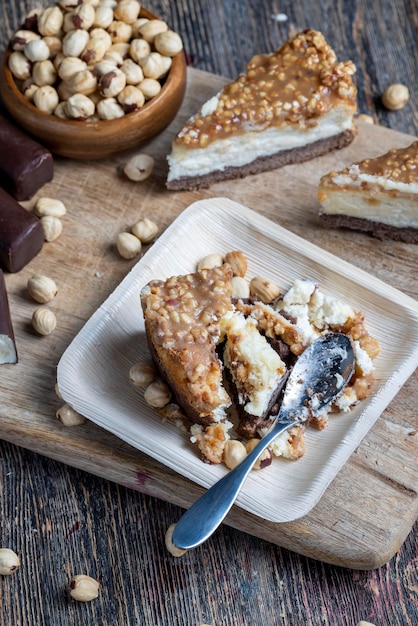 Bolo doce e delicioso com nozes e caramelo