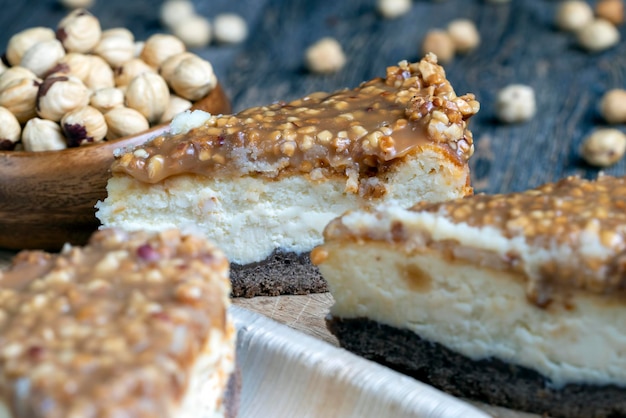 Bolo doce e delicioso com nozes e caramelo