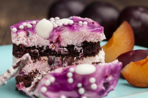 Bolo doce em camadas roxo com sabor de mirtilos