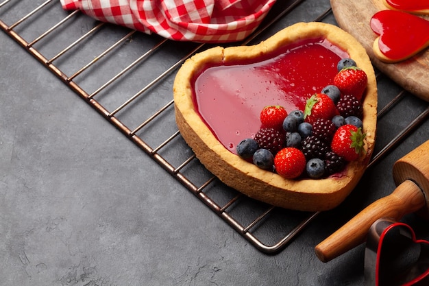 Bolo doce em forma de coração com frutas