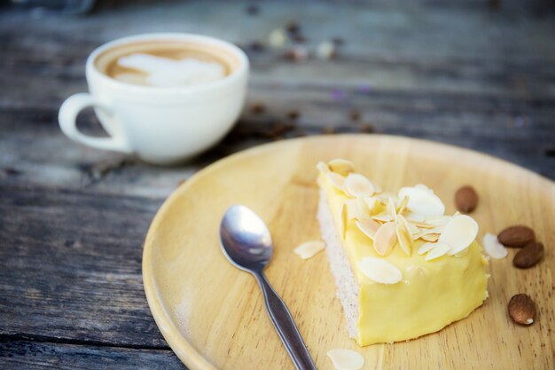 Bolo e café na madeira.