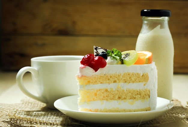 Bolo e café na mesa de madeira