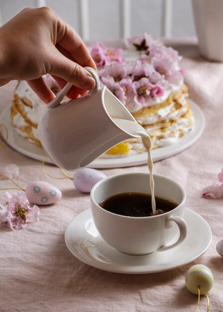 Foto bolo e xícara de café de alto ângulo