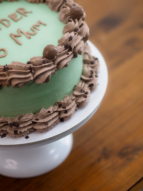 Bolo elegante de glacê fosco com letras engraçadas no topo cupcake de comemoração do dia das mães