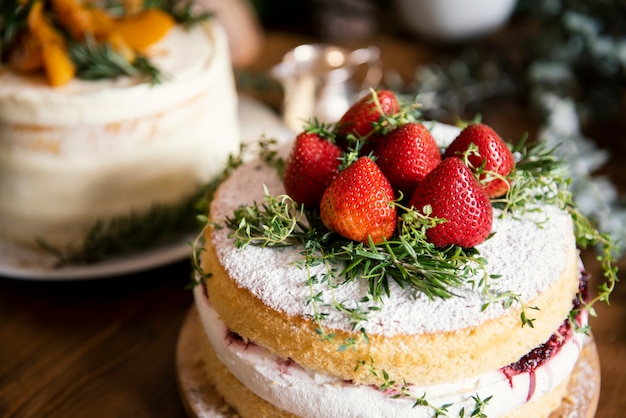 Bolo em camadas com creme fresco e morangos