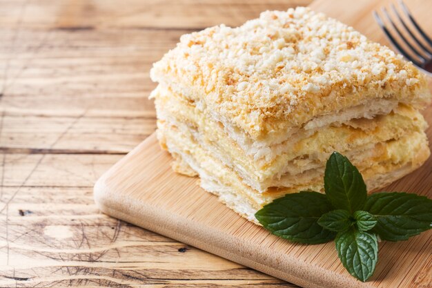 Bolo em camadas com creme Napoleon millefeuille baunilha