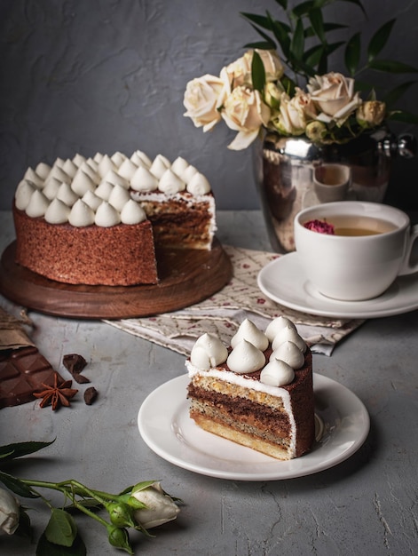 bolo em camadas com merengue em corte no fundo cinza