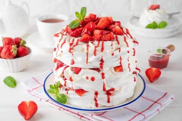 Bolo em camadas de pavlova com molho de morangos frescos e chantilly bolo lindo de verão