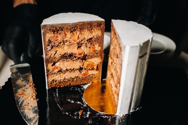 Bolo fatiado de bolo de casamento de chocolate com recheio incrível no preto