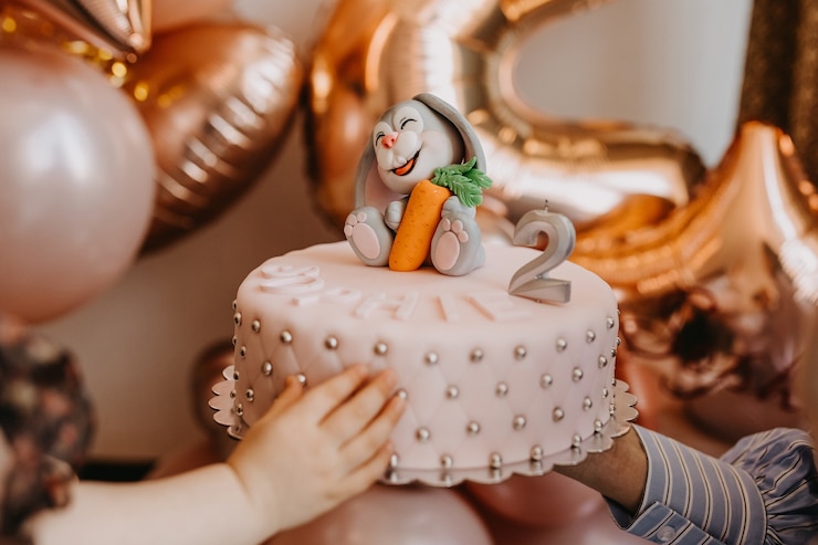 Foto bolo feito à mão com decoração de maçapão e uma vela