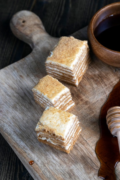 Bolo feito de bolos de mel finos e uma camada cremosa fina com bolo sabor baunilha usando produtos lácteos de farinha de mel