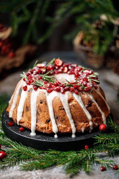 Bolo festivo de Natal com cranberry e decorações de Natal.