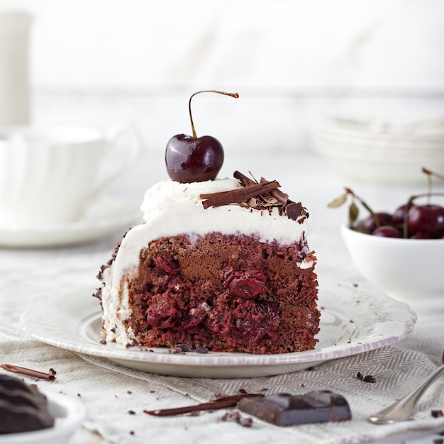 Foto bolo floresta negra decorado com chantilly e cerejas torta schwarzwald chocolate escuro e sobremesa de cereja