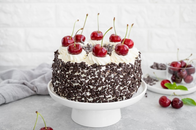 Bolo Floresta Negra Torta Schwarzwald Bolo com chocolate amargo chantilly e cereja