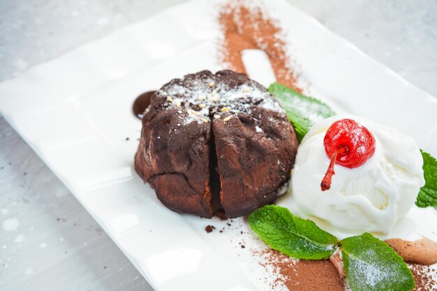 Bolo fondant de chocolate com sorvete e hortelã vista superior espaço livre para texto