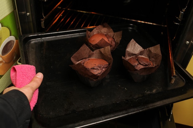 Bolo fondant de chocolate em forno doméstico no fundo preto escuro